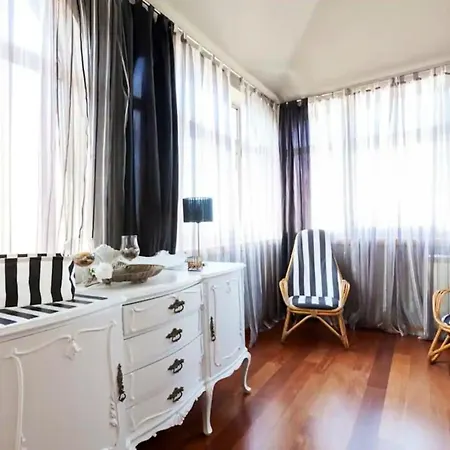 House Sea View In With Balcony And Internet. *