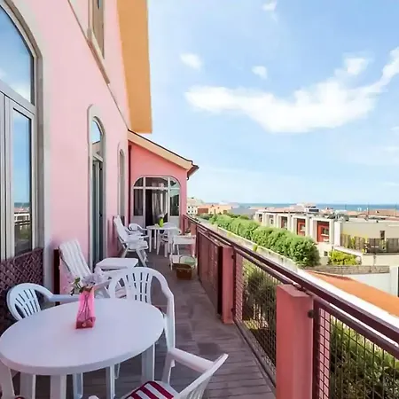 House Sea View In With Balcony And Internet. *