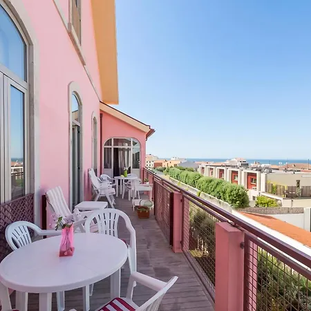 House Sea View In With Balcony And Internet. *