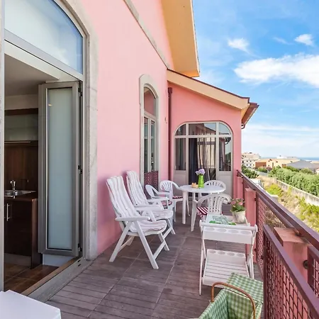 House Sea View In With Balcony And Internet. *