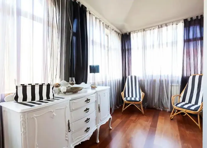 House Sea View In With Balcony And Internet. *