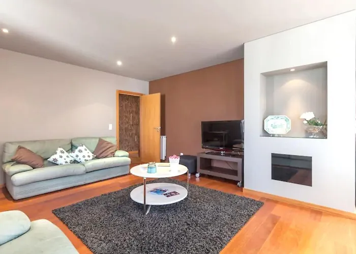 House Sea View In With Balcony And Internet. *